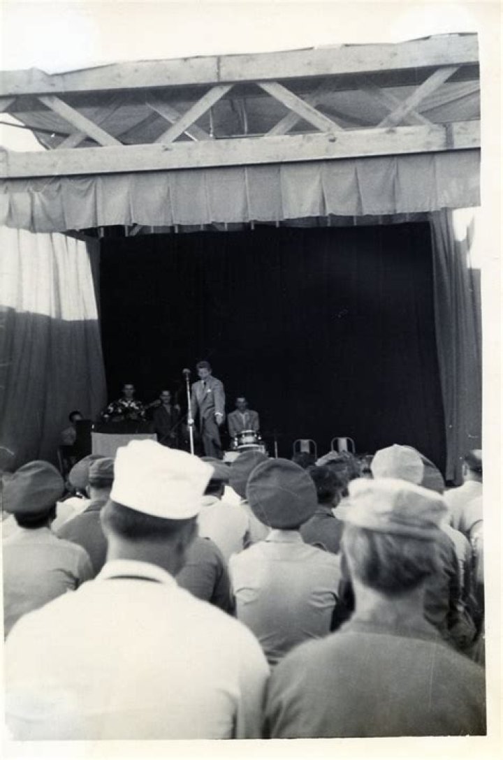 32 Vintage USO Photos Of Military Entertainment Starting With WW2