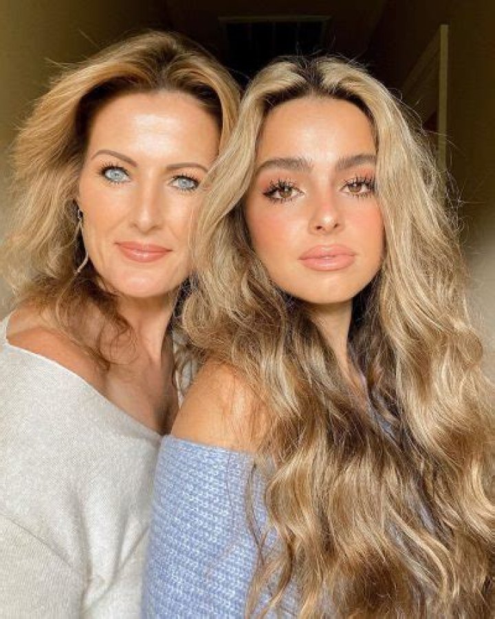 Addison Rae Age | Wiki, Net worth, Height, Is she dating Bryce Hall?|