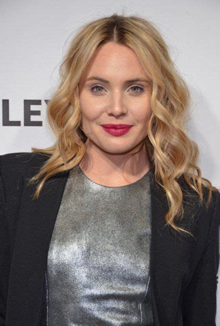 How tall is Leah Pipes