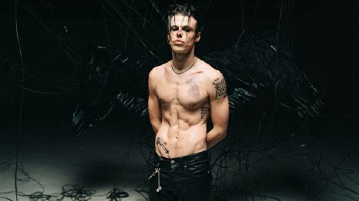How tall is Yungblud